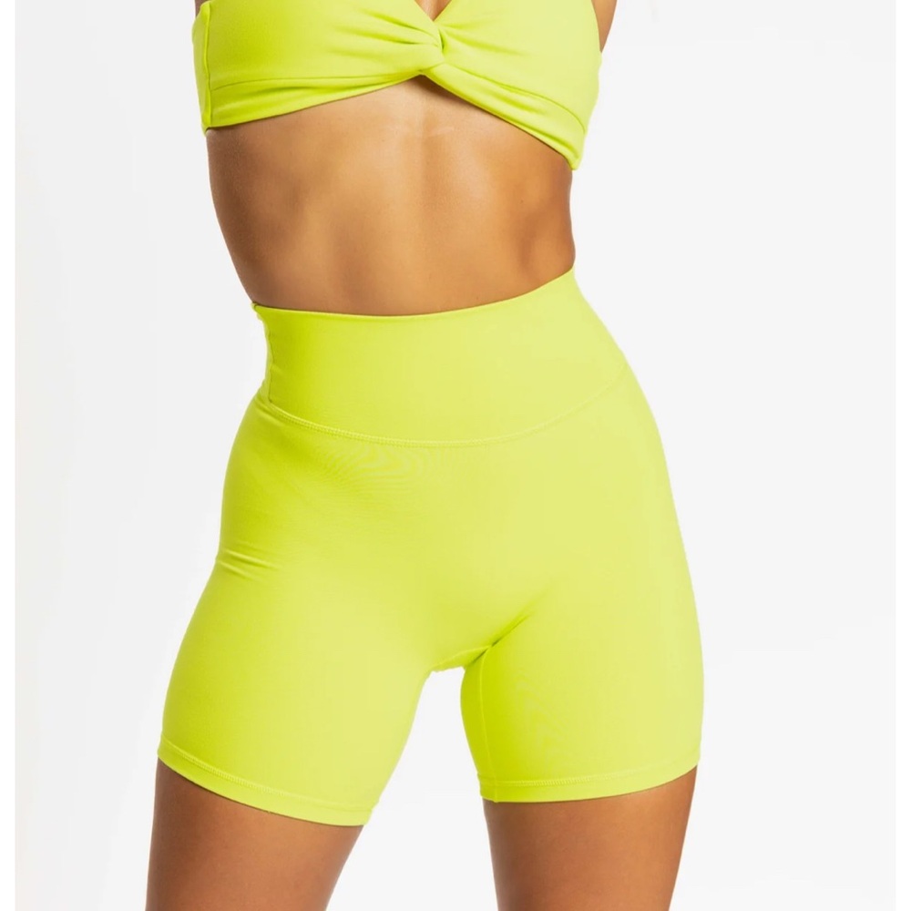 P'tula Citron High-Waisted Pureluxe Shorts 6” size Medium